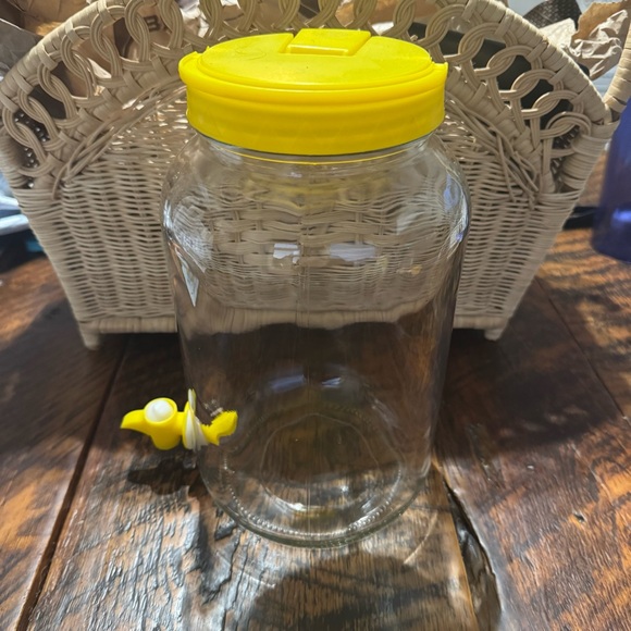 Sun Tea Vintage Glass Jug Dispenser with Yellow Lid - Picture 4 of 5